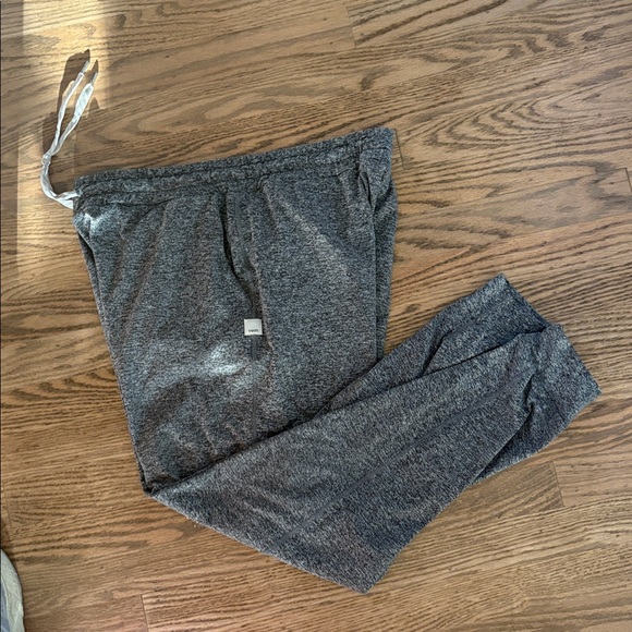 Vuori boyfriend jogger. Guc. Light grey with charcoal grey. Medium - Picture 15 of 16